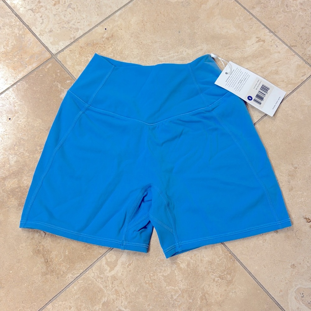 Buffbunny curve shorts in Alaska. Super cute! Never worn! Size small.